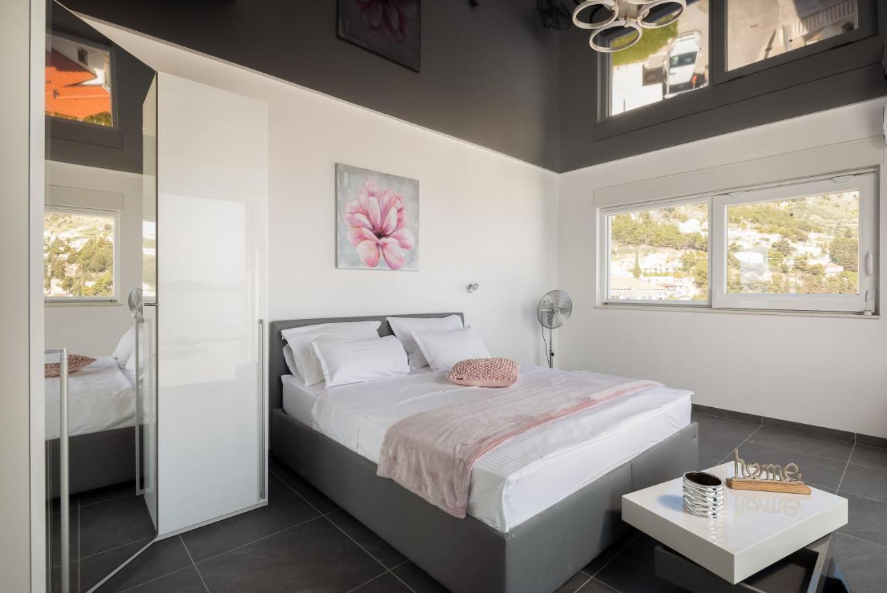 Beachfront Holiday Home - Private Heated Pool ミミツェ エクステリア 写真