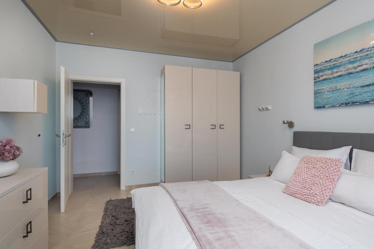 Beachfront Holiday Home - Private Heated Pool ミミツェ エクステリア 写真