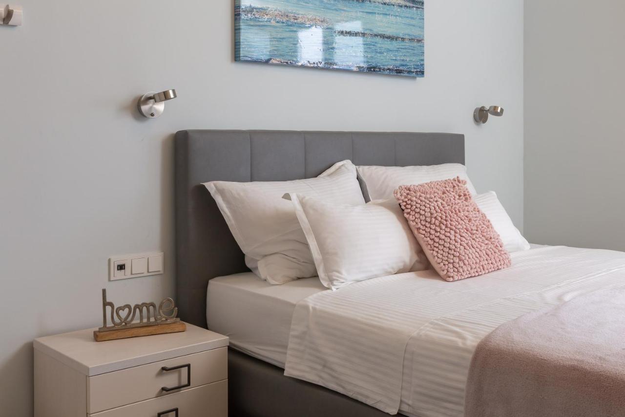 Beachfront Holiday Home - Private Heated Pool ミミツェ エクステリア 写真